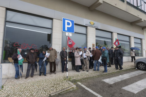 Protesto e luta dos reformados, pensionistas e idosos do concelho do Seixal em frente a Seguranca Social de Amora • 10 Fev 2015